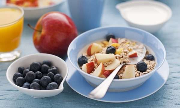 Healthy breakfast on the table close up 1000x605 - بهترین زمان ورزش برای چربی سوزی
