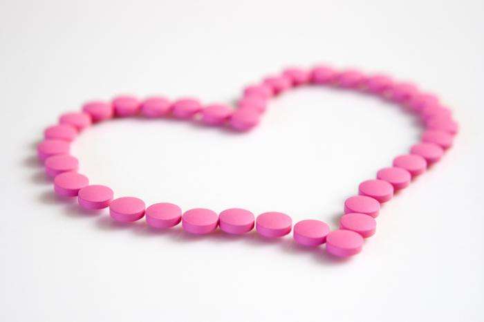 pills arranged in the shape of a heart - قرص پروپرانولول ، موارد مصرف و عوارض آن چیست ؟