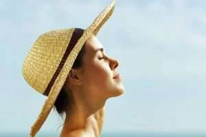 woman sun hat 648 2 e1533121107246 - تاثیر گرما بر پوست