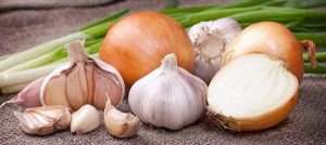 garlic and onions 300x134 - غذاهای بهبود دهنده سوختگی ها