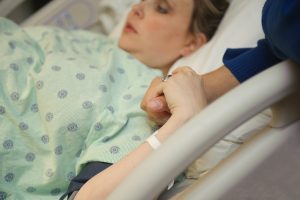 خطر سقط 300x200 - عصبانیت در بارداری و ۹ راهکار موثر برای مدیریت آن