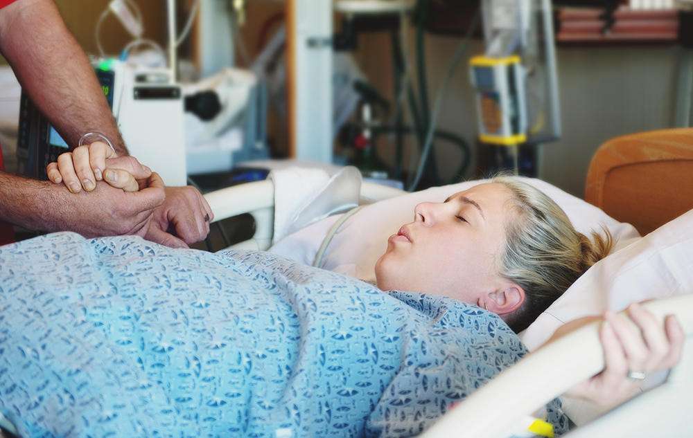 woman in labor in hospital 0 - زایمان طبیعی یا سزارین ؟