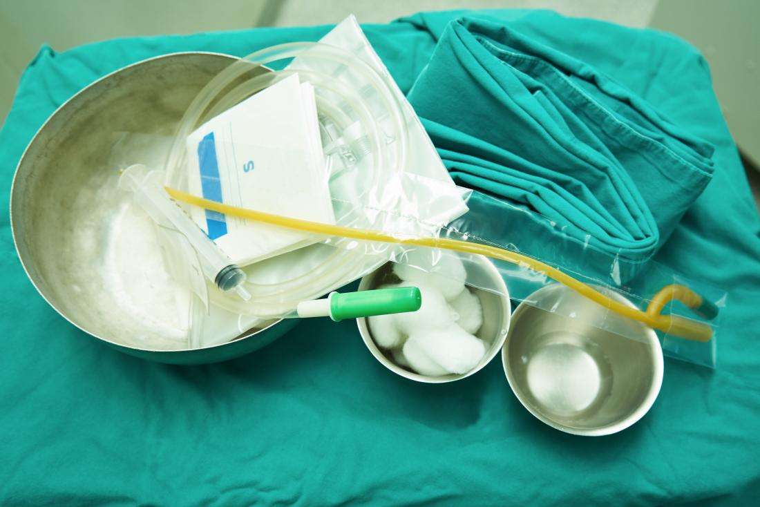 urinary catheter equipment in a surgery room - چه چیزی باعث خون در ادرار مردان می شود ؟