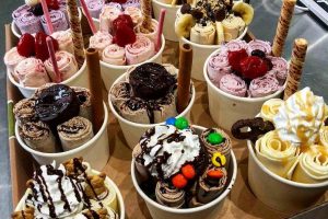 بستنی خوردن 300x200 - لذت بردن از اوقات فراغت با ۲۴ ایده جذاب و ارزان تابستانی!