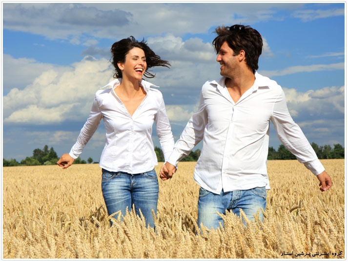 خوشحال - ۱۳ کار ساده‌ای که زوج های خوشحال هر روز انجام می‌دهند