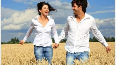 زوج خوشحال 390x220 - ۱۳ کار ساده‌ای که زوج های خوشحال هر روز انجام می‌دهند