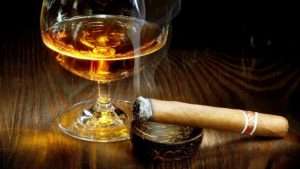590856 cigars cigarette tobacco bokeh smoke smoking cigar drink alcohol drinks glass 748x421 300x169 - 21 درمان خانگی برای ناراحتی معده