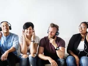 Four people listening to music 640 480 c1 fb 300x225 - 10 راهکار مناسب برای افزایش تمرکز