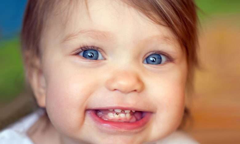 Baby tooth decay 780x470 - ترتیب دندان درآوردن کودکان