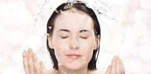 Face Washing 300x148 - ده درمان خانگی برای پوست چرب