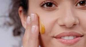 benefits of honey on face 300x166 - ده درمان خانگی برای پوست چرب