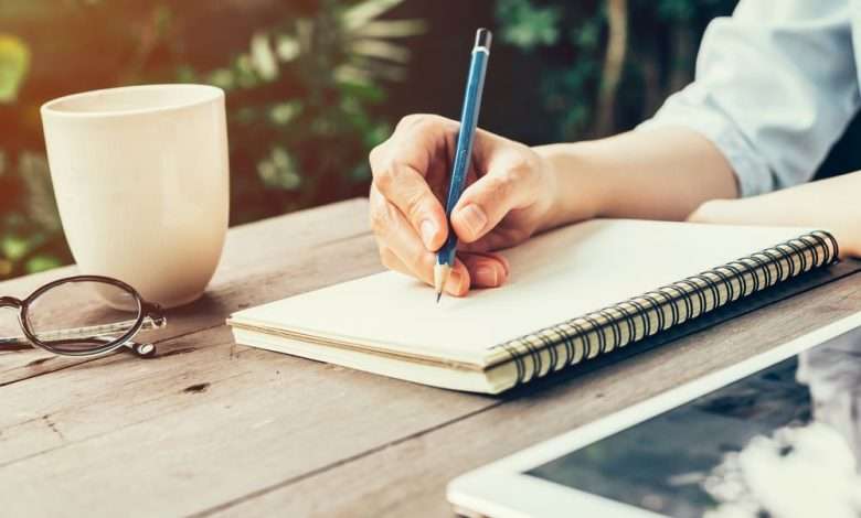 چگونه تمرکز خود را برای مطالعه کردن افزایش دهیم study notebooks 780x470 - چگونه تمرکز خود را برای مطالعه کردن افزایش دهیم