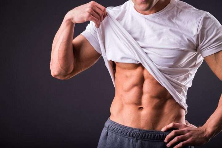 muscular man lifting shirt abs 1024x1024 1 720x480 - تاثیر رابطه جنسی بر رشد عضلات