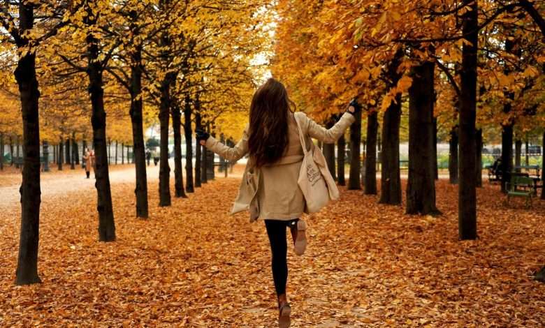 osen-devushka-park-derevya depression hlife.ir