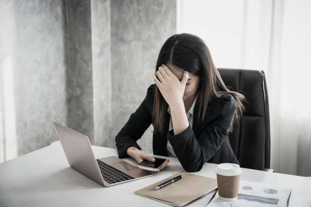 استرس و بلاهایی که سر بدنمان می آورد women with stress hands head while thinking with new project workplace 24797 74 - استرس و بلاهایی که سر بدنمان می آورد