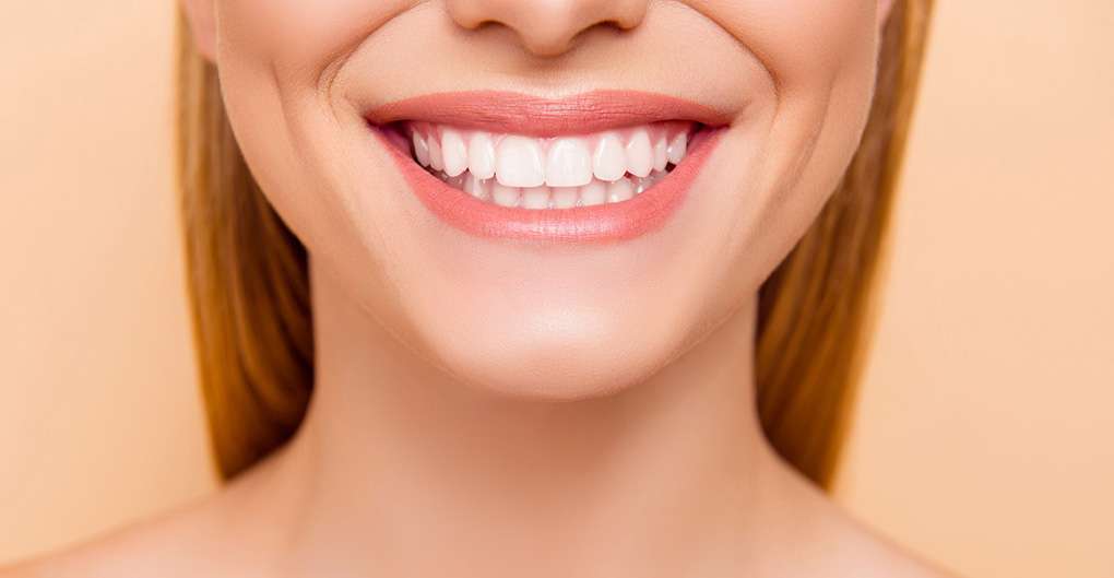 ایمپلنت بهتره یا دندان مصنوعی؟